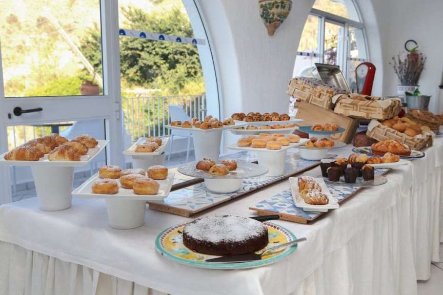 Ein Buffettisch mit vielen verschiedenen Kuchenn und Brötchen
