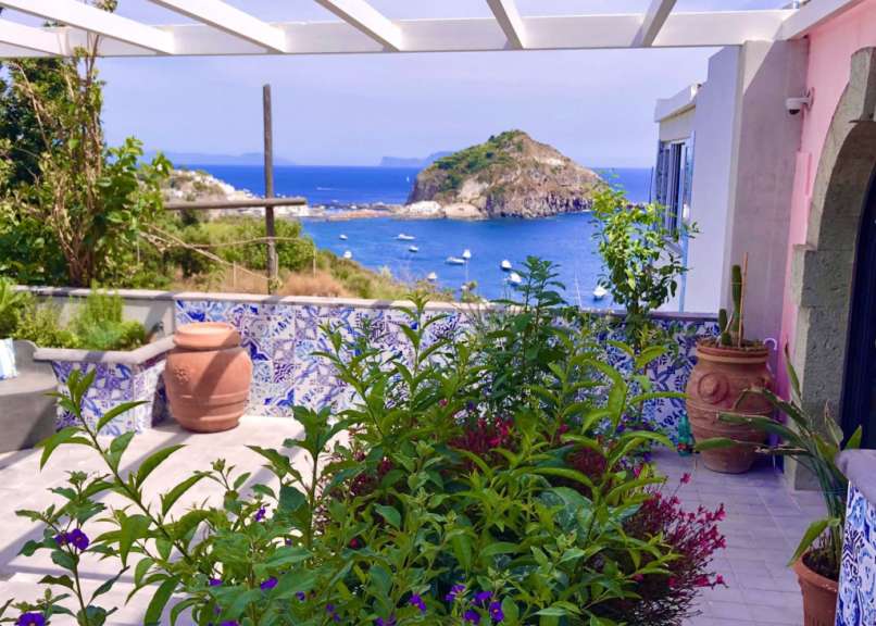 Ein Balkon mit einem Blick auf den Ozean