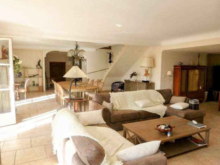 Ein Wohnzimmer mit einem Couchtisch und einem Esstisch