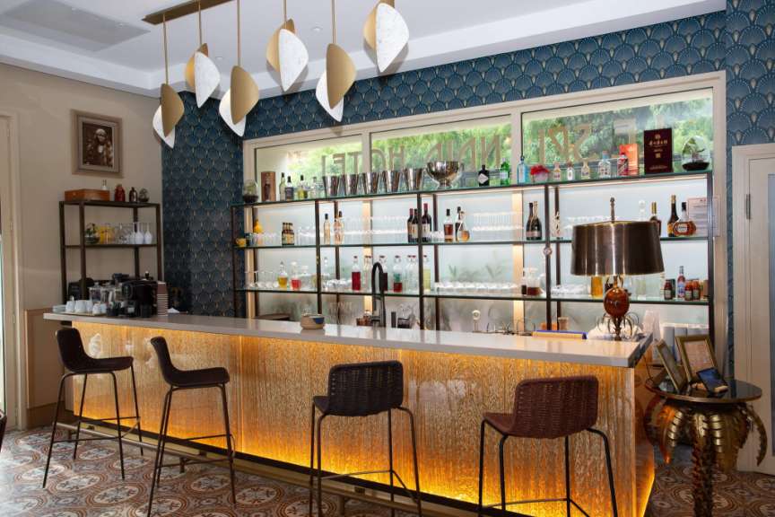 Eine Bar mit vielen Flaschen an den Regalen