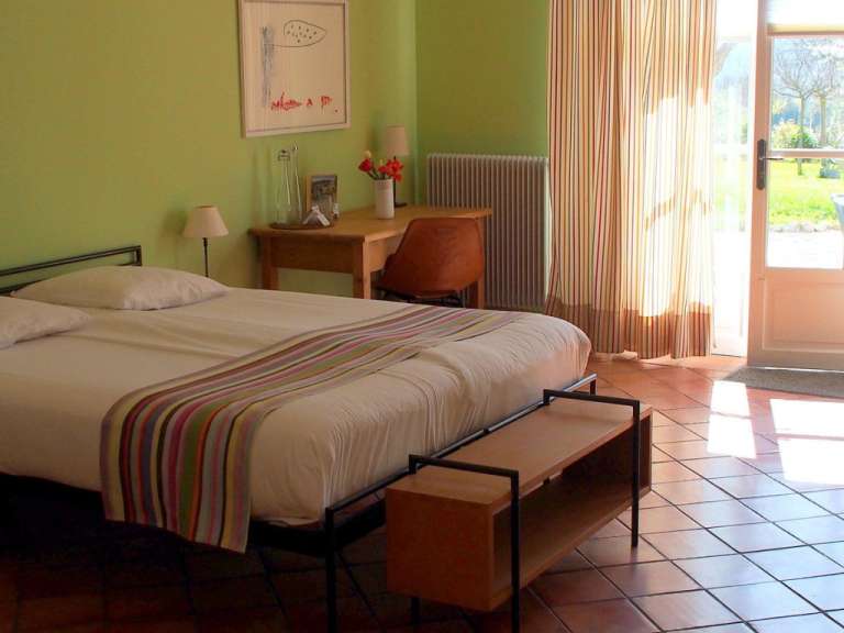 Ein Schlafzimmer mit einem Bett und einem Schreibtisch