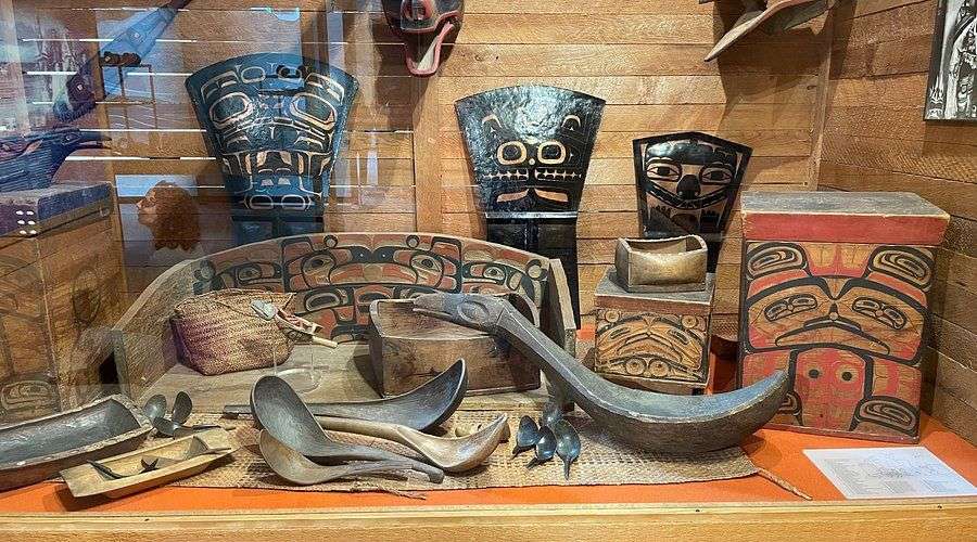 Eine Auswahl an indigenen Kunstwerken in einem Schaufenster