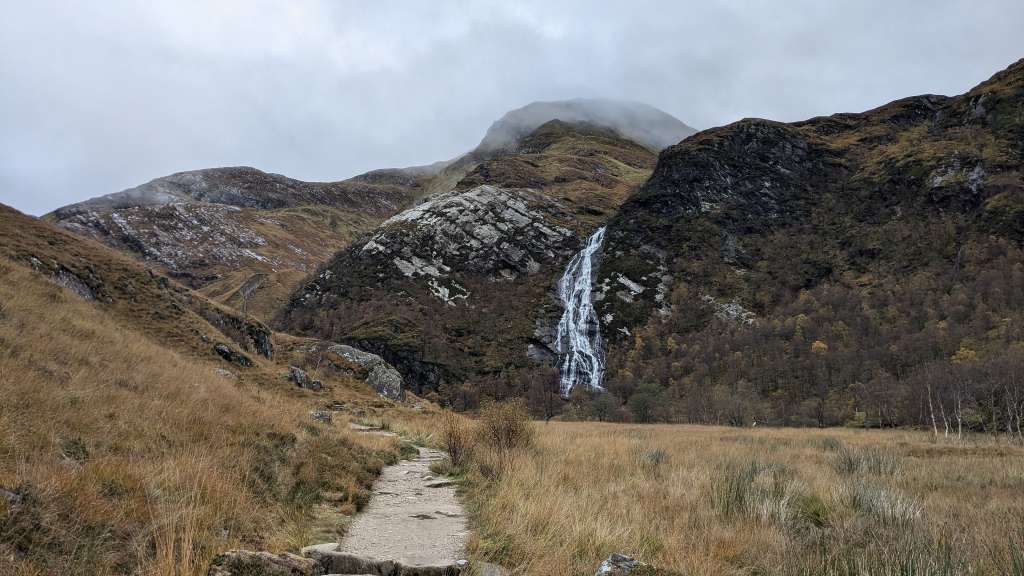 Ein Weg führt zu einem Wasserfall in den Bergen