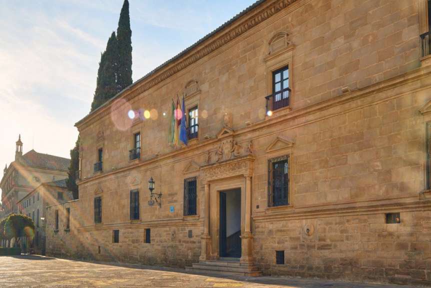 Ein großes Steingebäude mit der Aufschrift „ ayuntamiento “ an der Vorderseite