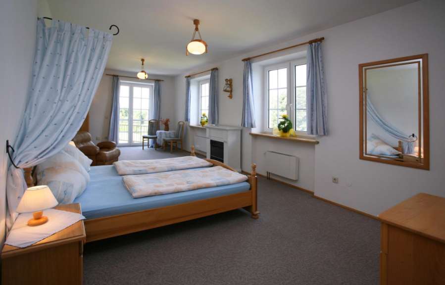 Ein Schlafzimmer mit einem Bett und einem Spiegel