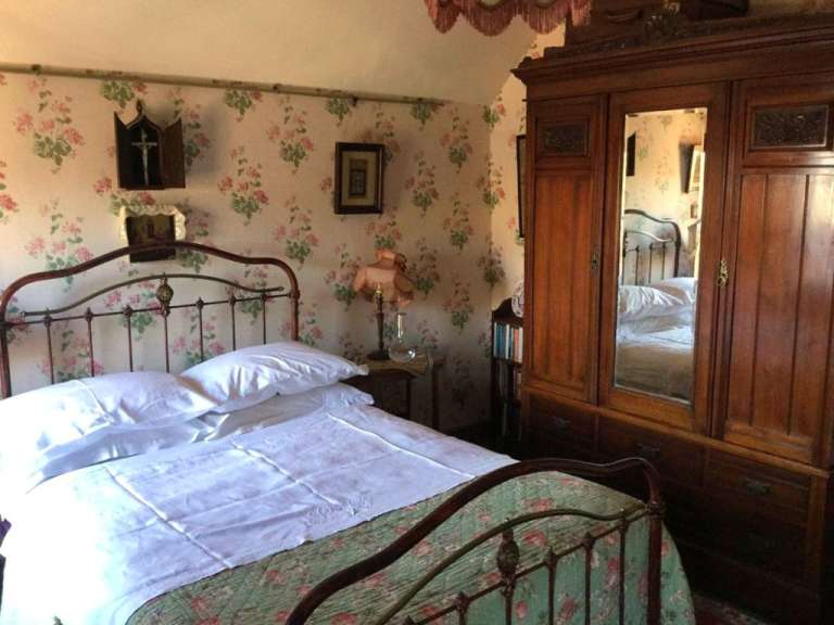 Ein Schlafzimmer mit einem Bett und einem Kleiderschrank