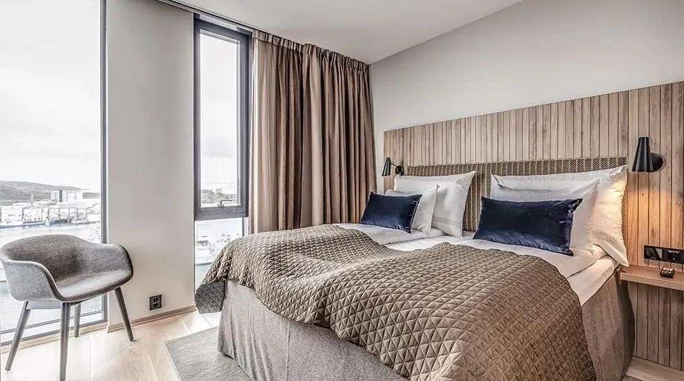 Ein Hotelzimmer mit einem Bett und einem Stuhl