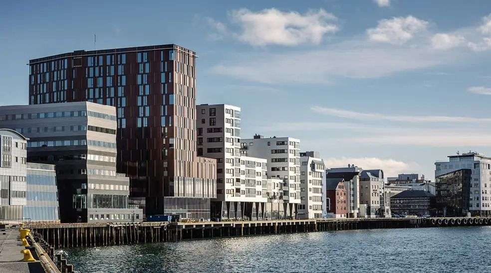 Eine Stadt mit vielen Gebäuden und einem großen Gebäude in der Mitte