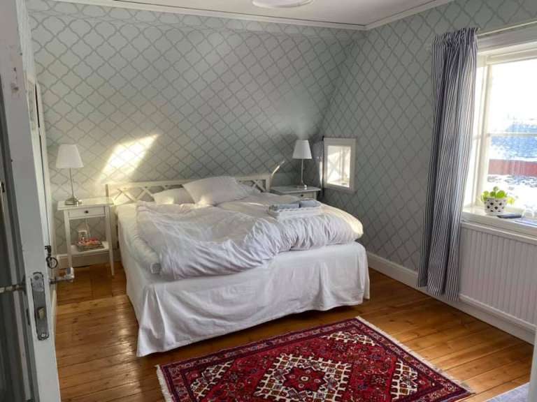 Ein Schlafzimmer mit einem Bett und zwei Nachttischen