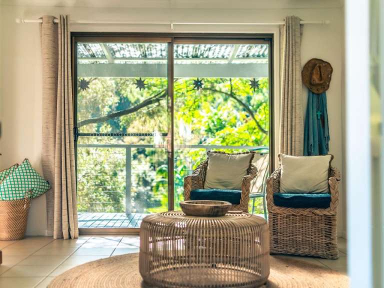 Ein Wohnzimmer mit zwei Stühlen und einem Couchtisch