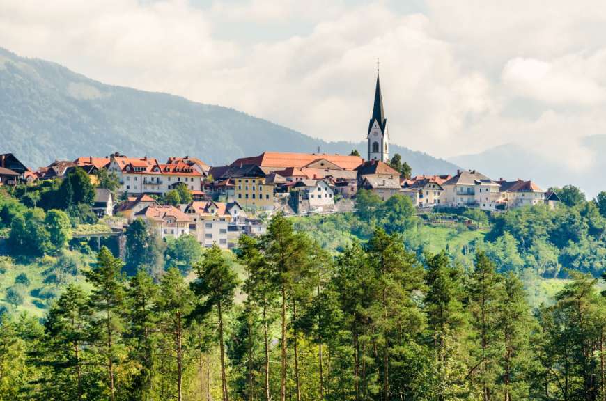 Ein kleines Dorf mit einer Kirche auf einem Hügel