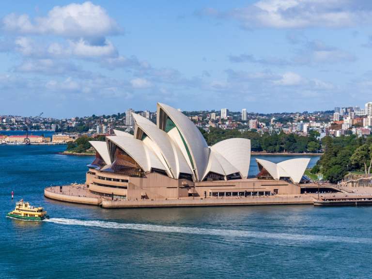 Ein Boot fährt in der Nähe des australischen Opernhauss