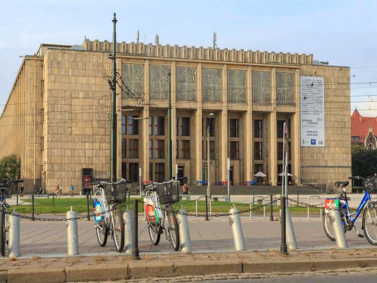 Ein großes Gebäude mit vielen Fahrrädern vorne