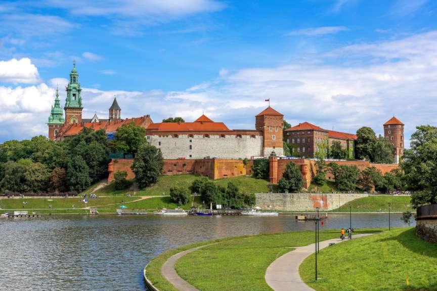 Eine große Burg sitzt auf einem Hügel über einem Fluss