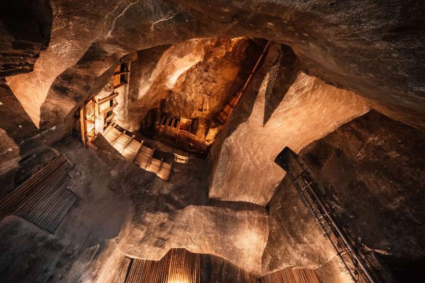 Eine Höhle mit vielen Felsen und Holzplanken