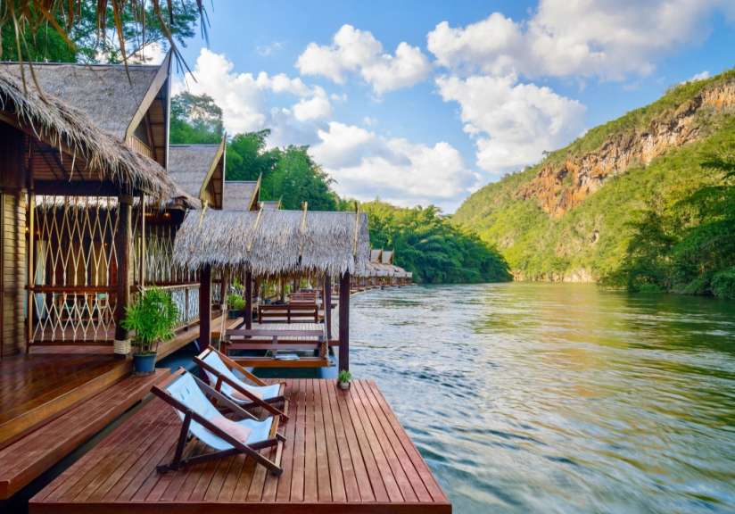 River Kwai Liegestühle stehen auf einem Holzsteg neben einem Fluss