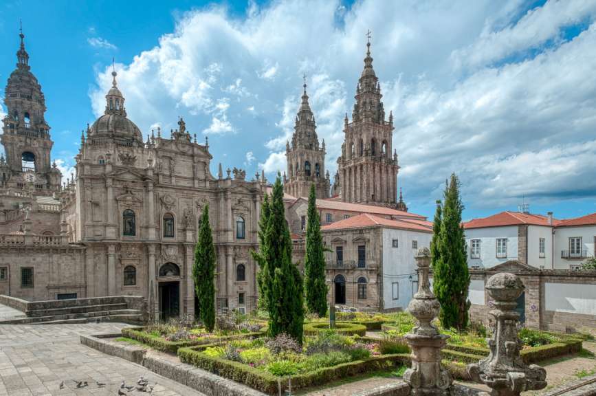 Eine große Kathedrale mit einem Garten davor