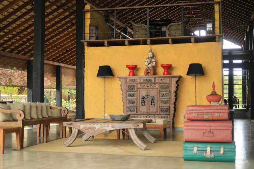Ein Wohnzimmer mit vielen Möbeln und einem Tisch