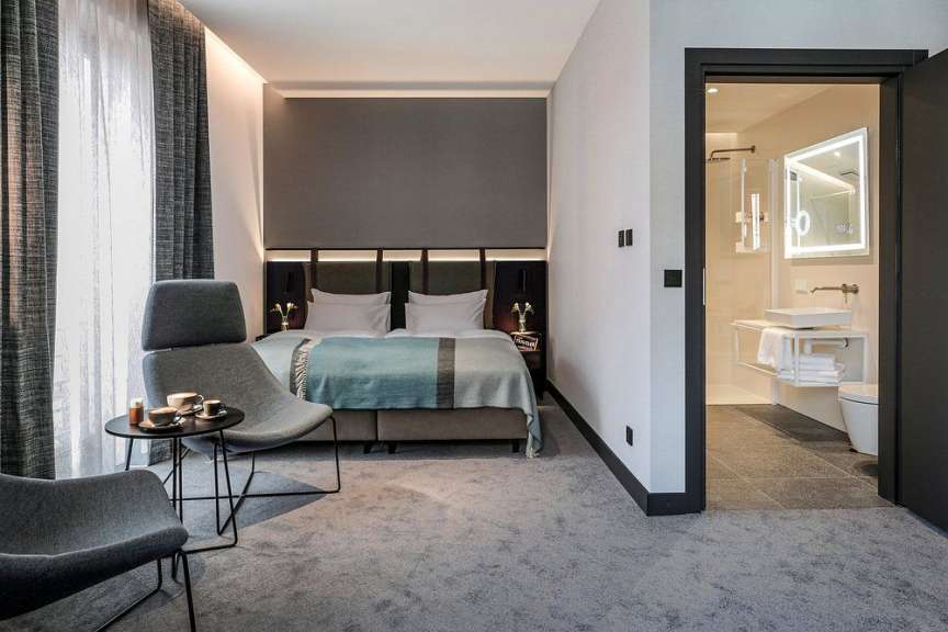 Ein Hotelzimmer mit einem Bett und einem Stuhl
