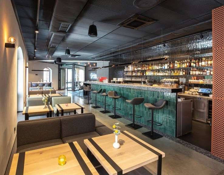 Ein Restaurant mit vielen Tischen und Stühlen und einer Bar