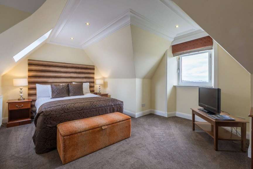Ein Schlafzimmer mit einem Bett und einem Fernseher