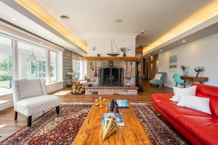 Ein Wohnzimmer mit einem roten Ledersofa und einem Kamin