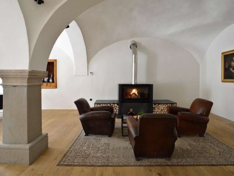 Ein Wohnzimmer mit zwei Stühlen und einem Kamin