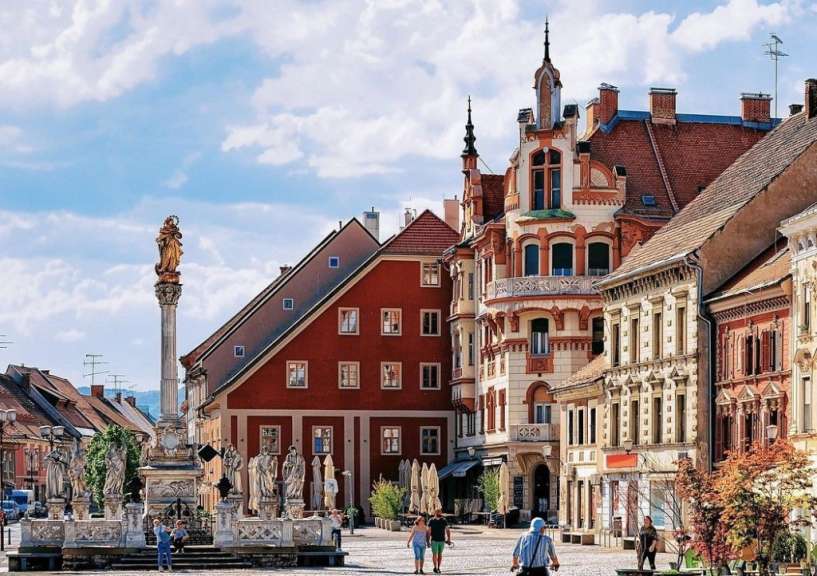 Eine Gruppe von Menschen geht auf einer Straße in einer Stadt