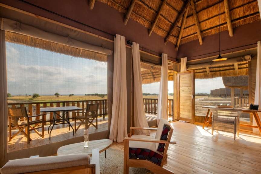 Ein Wohnzimmer mit einem Tisch und Stühlen und einem Balkon