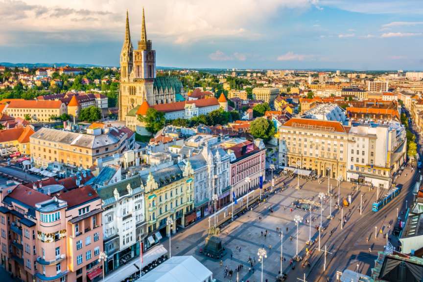 Eine Stadt mit vielen Gebäuden und einer Kirche im Hintergrund