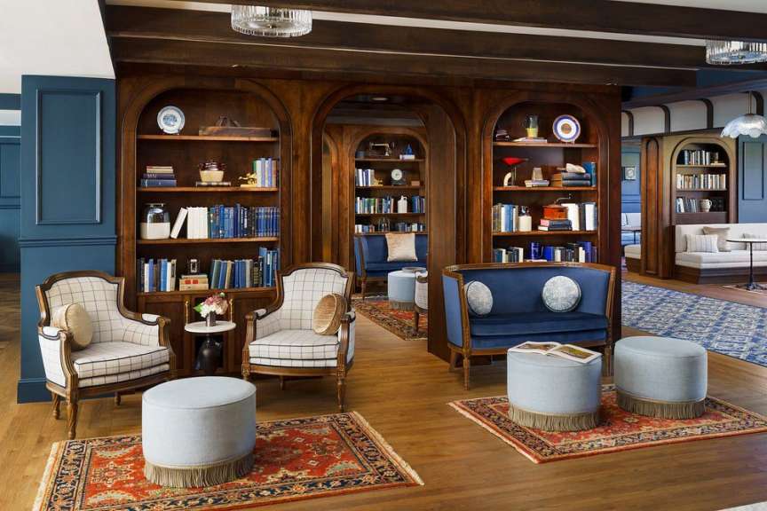 Ein Wohnzimmer mit vielen Möbeln und Bücherregalen