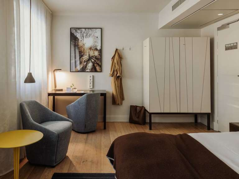 Ein Hotelzimmer mit einem Bett und einem Stuhl