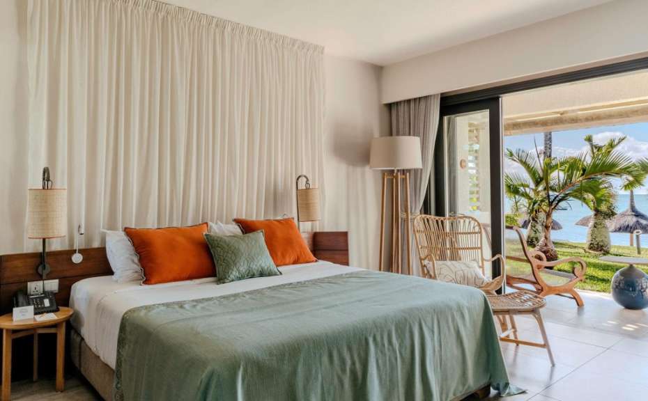 Ein Hotelzimmer mit einem Bett und einem Stuhl