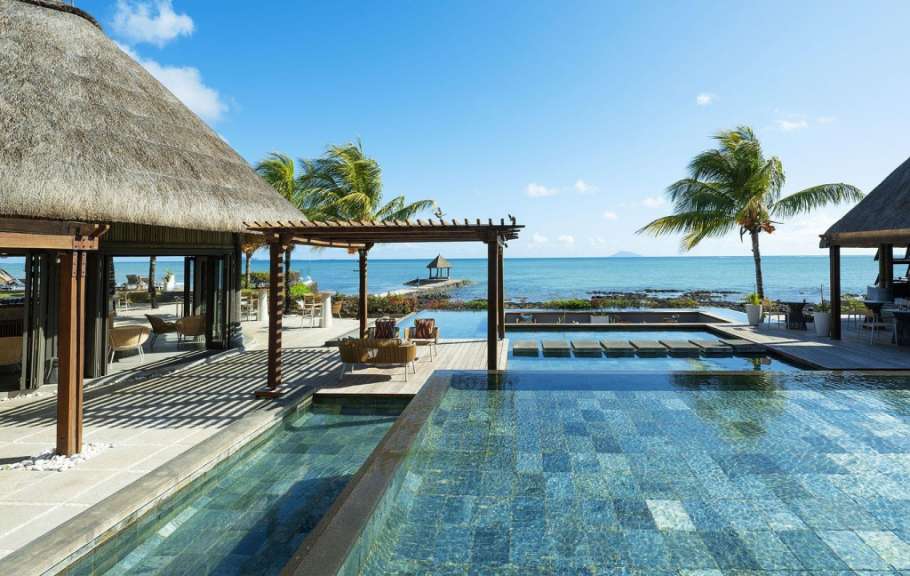 Ein großer Pool mit Blick auf den Ozean