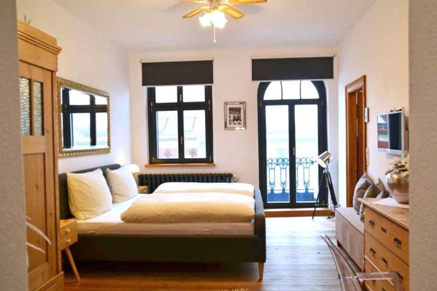 Ein Schlafzimmer mit zwei Betten und einem Fernseher