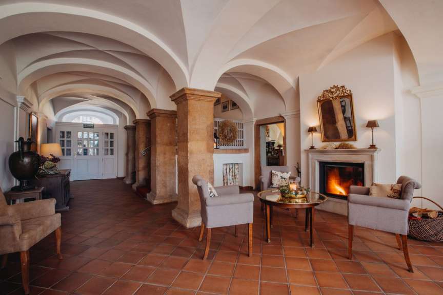 Ein Wohnzimmer mit einem Kamin und Stühlen