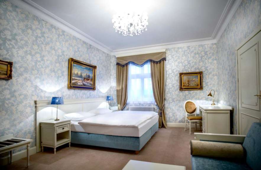 Ein Hotelzimmer mit einem Bett und einem Schreibtisch