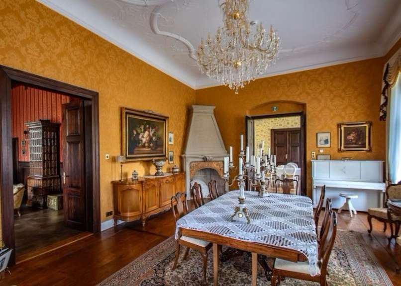Ein Esszimmer mit einem Tisch und Stühlen und einem Kamin