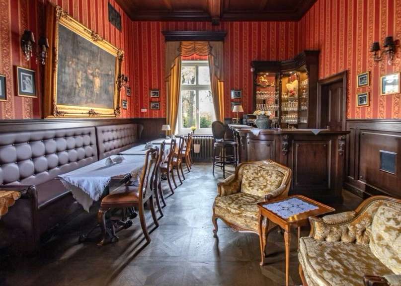 Ein Wohnzimmer mit Tisch und Stühlen und einer Bar