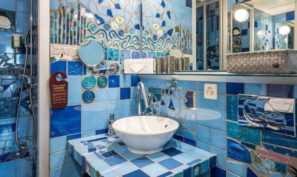 Ein Badezimmer mit blauen Fliesen und einem Waschbecken