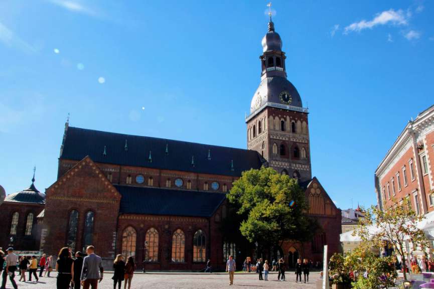 Eine Gruppe von Menschen steht vor einer großen Kirche