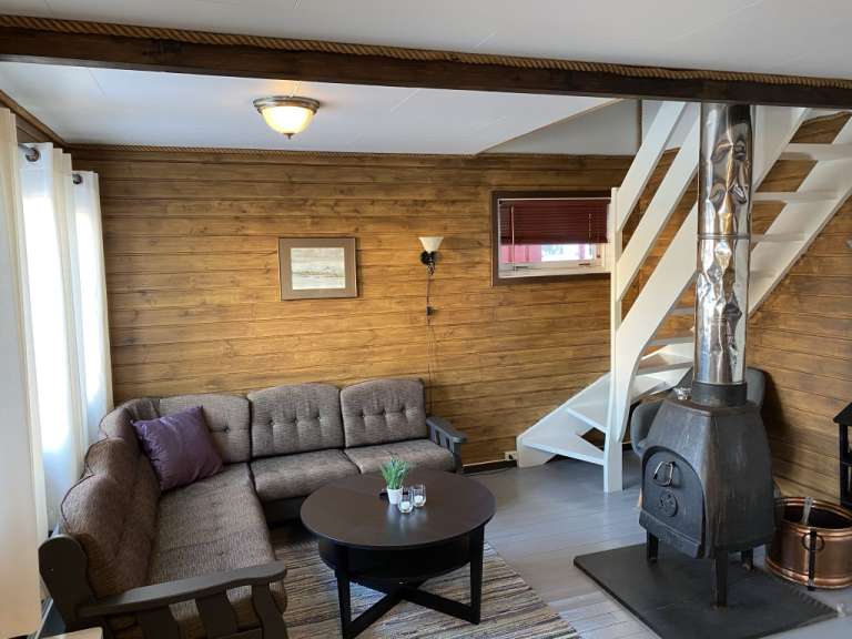 Ein Wohnzimmer mit einer Couch und einem Kamin