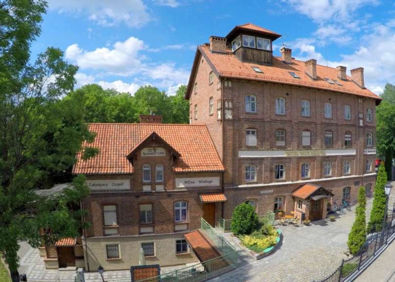 Ein großes Backsteingebäude mit einem roten Dach