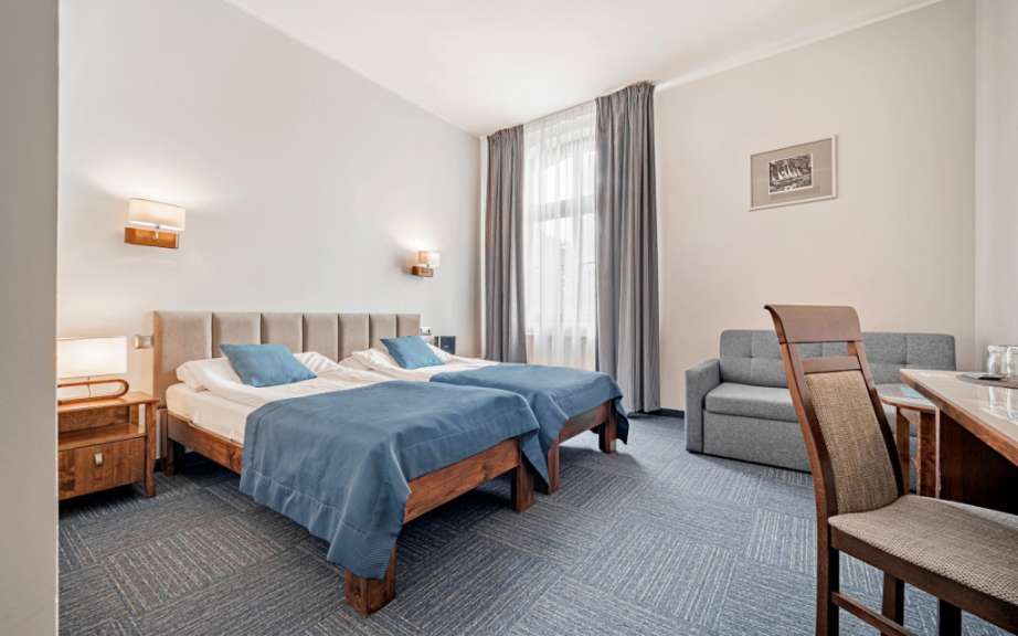 Ein Hotelzimmer mit zwei Betten und einem Stuhl