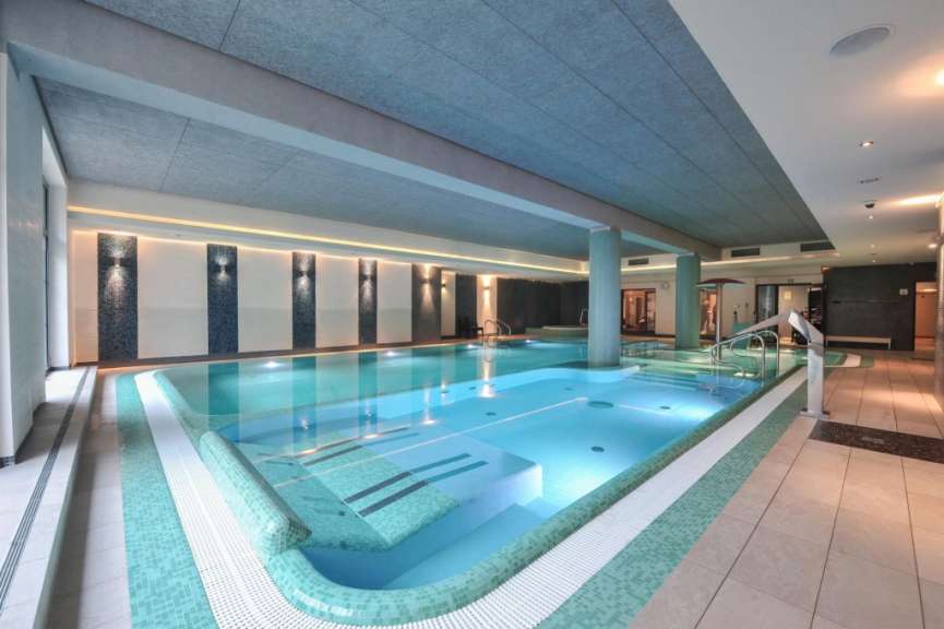 Ein großer Swimmingpool in einem Fitnessstudio