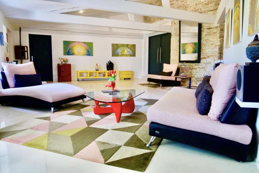 Ein Wohnzimmer mit einer Couch und zwei Stühlen