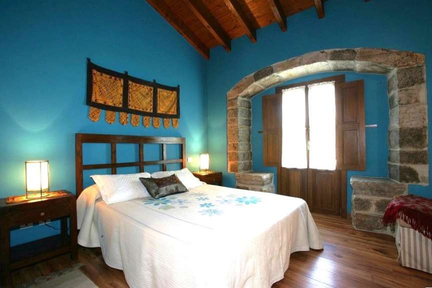 Ein Schlafzimmer mit blauen Wänden und einem Bett