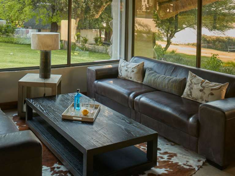 Ein Wohnzimmer mit einer Couch und einem Tisch