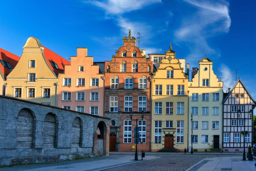 Eine Reihe von bunten Gebäuden in einer Stadt