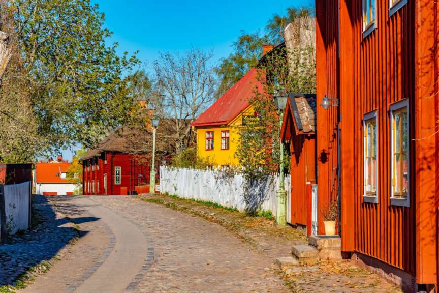 Eine Straße mit roten Gebäuden und gelben Gebäuden